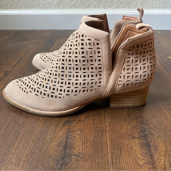 Jeffrey Campbell Tagloni Tan Beige Laser Cut Suede Boho Festival Booties SZ 7 - Picture 5 of 12